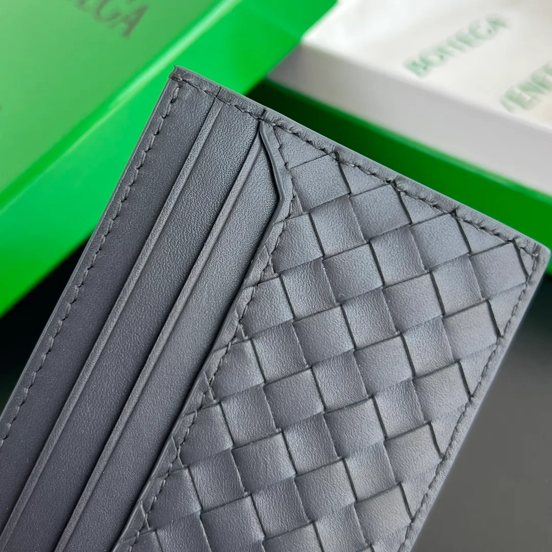 #BV New Small Woven Card Holder 817397 Simple and exquisite card holder. Small, light and easy to carry. Put it directly in your pocket or put it in a small bag. It is made of cowhide and feels soft to the touch. There are 6 card slots on both sides and the main card slot in the middle. It is enough for daily use. In the era of no cash, the card holder is more convenient and practical. The card holder that everyone needs. Size: 11x8x0.2 P400